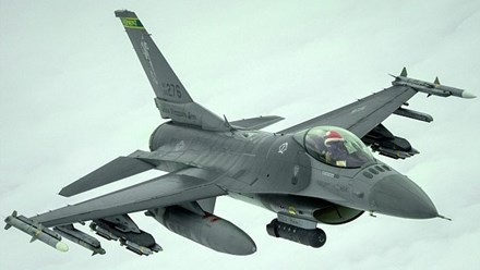 "Ông già Noel" lái chiến đấu cơ không kích IS - 1 Phi công Mỹ đội mũ đỏ khi thực hiện nhiệm vụ không kích IS