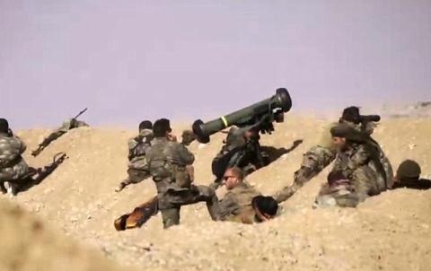 Mỹ chối bay việc cấp vũ khí cho khủng bố - 1 Lực lượng người Kurd thân Mỹ tại Syria dùng tên lửa Javelin.