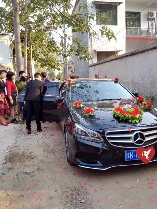 Cô dâu chú rể mải ‘đánh điện tử’... quên cả giờ cưới - 1