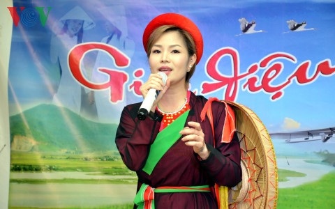 Kỷ niệm lần thứ 5 chương trình Không gian Văn hóa Việt tại Berlin - 2 Ca sĩ Ly Ly hát bài Lóng lánh dân ca Quan họ Bắc Ninh.