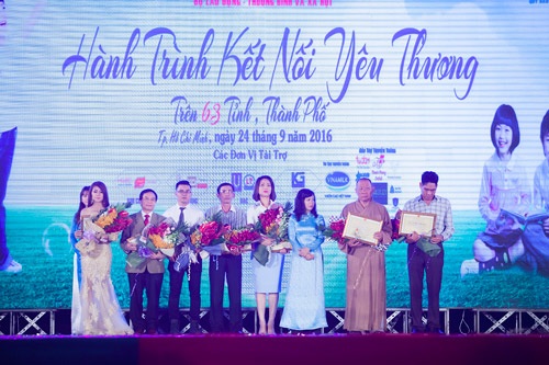 Sơn Tùng, Hương Giang Idol hết mình với “Hành trình kết nối yêu thương”. - 1 Sơn Tùng, Hương Giang Idol hết mình với “Hành trình kết nối yêu thương”. - 1