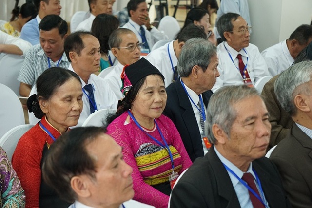 Ngày khuyến học Việt Nam 2/10: Tự hào được làm việc nghĩa - 1
Đại biểu Lê Thị Hậu (áo hồng) - dân tộc Mường, Chủ tịch hội khuyến học Ngọc Lặc tỉnh Thanh Hoá, tham dự đại hội (Ảnh: Hữu Nghị)