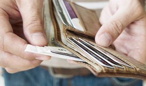 Cả nhà chồng xem tôi như thẻ ATM - 2
Chồng và nhà chồng luôn tìm cách rút tiền từ tôi (Ảnh minh họa)