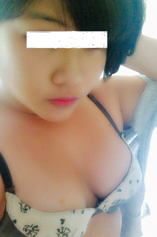 Phía sau cuộc chiến... câu like - 2
Khoe thân để câu like - Một hình ảnh thường thấy của các bạn trẻ.
