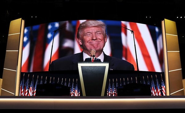 Vàng tăng lên 38 triệu đồng/lượng: Nỗi ám ảnh Donald Trump - 2
Khung cảnh được thiết kế nơi diễn thuyết đều có vàng