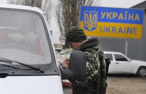 Ukraine theo Mỹ vẫn phụ thuộc Nga: Tình thế dang dở - 2 Biên phòng Ukraine kiểm tra giấy tờ người dân qua lại biên giới với Nga. Ảnh: ITAR-TASS