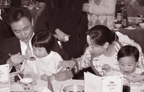 Quang Dụ và vợ con.