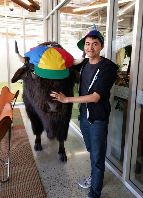 Từ trường phố huyện tới đại bản doanh Google - 2
Anh Minh và con bò đội mũ Google tại Googleplex.