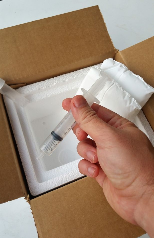 
Matt đựng tinh trùng trong kim tiêm và gửi cho người nhận
