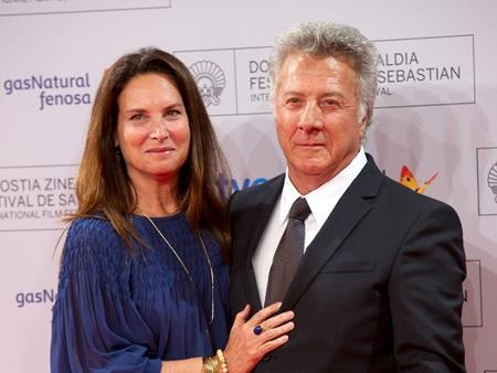 Nam diễn viên kì cựu Dustin Hoffman chỉ cao 1m65 và trông khá tương xứng với người vợ Lisa Gottsege về mặt chiều cao