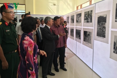 Khai mạc Triển lãm "Đường Hồ Chí Minh huyền thoại" trên đất Lào - 2 Đại sứ Nguyễn Mạnh Hùng (áo vest đen) Bí thư, Tỉnh trưởng Savannakhet Xantiphap Phomvihane (áo tím) tại cuộc triển lãm.