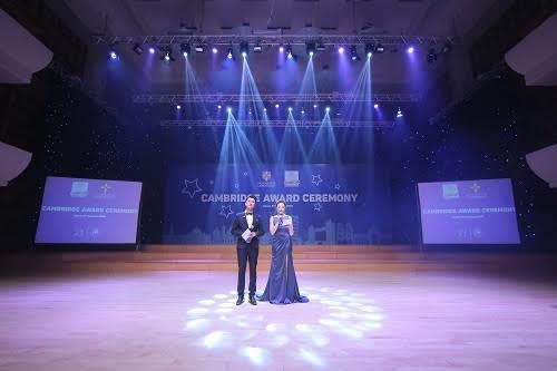 
Tổ chức Giáo dục và Đào tạo Apollo Việt Nam vừa làm lễ trao chứng chỉ quốc tế Cambridge cho 500 học viên xuất sắc. Nhân dịp này, học viên và phụ huynh có dịp gặp gỡ MC xinh đẹp Lauren Jones trong chương trình “5 từ mới tiếng Anh mỗi ngày” trên kênh VTV7.
