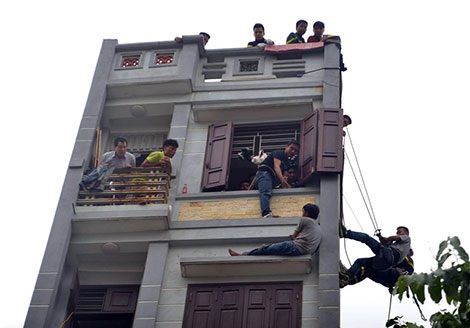 Tây “ngáo”, ta “ngáo” và những bi hài kịch - 2 Tây “ngáo”, ta “ngáo” và những bi hài kịch - 2