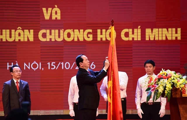 Trường ĐH Bách khoa Hà Nội đón nhận Huân chương Hồ Chí Minh lần thứ 2 - 1
Chủ tịch nước Trần Đại Quang gắn Huân chương Hồ Chí Minh lên lá cờ truyền thống của ĐHBK Hà Nội