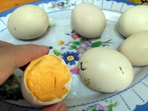 Ruột cá, bèo tây: Đặc sản Hà thành thời ăn gì cũng ngán - 2
Trứng ung thành món ăn yêu thích của nhiều người.