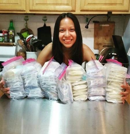 Cho đi gần 60 lít sữa sau khi con qua đời - 1 Wendy tươi cười bên các bịch sữa đem cho