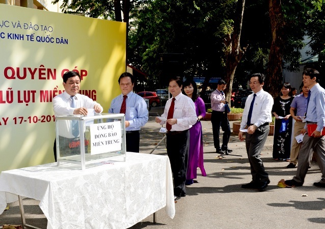 Trường ĐH Kinh tế Quốc dân quyên góp gần 100 triệu đồng tại lễ phát động ủng hộ các tỉnh Miền Trung - 1
Lãnh đạo trường ĐH Kinh tế quốc dân ủng hộ đồng bào miền Trung đang gặp khó khăn về lũ lụt
