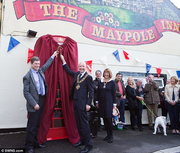 Bảo tàng nhỏ nhất thế giới bên trong… bốt điện thoại - 1 Bảo tàng nhỏ nhất thế giới bên trong… bốt điện thoại - 1