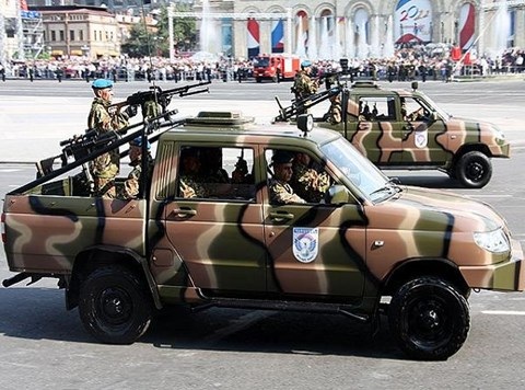 "Học" phiến quân, Nga tung xe bán tải sang tham chiến ở Syria - 2 Xe bán tải UAZ-3163 “Patriot” của Nga được gắn súng máy