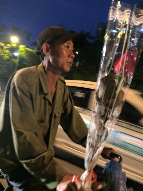 Xôn xao hình ảnh người đàn ông với bó hoa 10.000 đồng tặng vợ - 2
Hình ảnh giản dị này khiến nhiều độc giả mạng xúc động. Ảnh: Hồng Phú