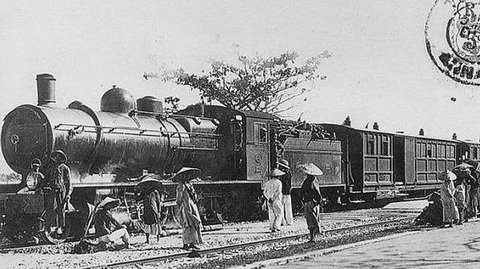 Sài Gòn thuở phải 'cõng' xe lửa trên sông - 1 Một chuyến tàu đợi khách trong sân ga
