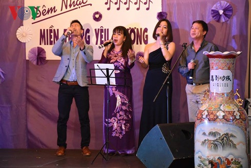 Cộng đồng người Việt ở nước ngoài quyên góp ủng hộ miền Trung - 1 Đêm nhạc từ thiện Vì miền Trung thương yêu” được tổ chức theo ý tưởng của Ban nhạc BlueSky.