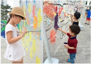 Royal City thành "siêu" Gallery - 1 Chiều 23/10, các nghệ sỹ quốc tế và Việt Nam đã cùng cư dân Royal City và khách tham quan khởi động Triển lãm Hữu hạn và Vô Hạn - Limited n Infinitive bằng hoạt động độc đáo: cùng tương tác để tạo nên tác phẩm nghệ thuật của cộng đồng.