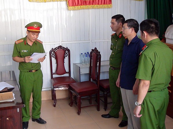 Khởi tố bắt giam 2 lãnh đạo công ty xổ số Hà Giang - 2 Cơ quan Cảnh sát điều tra đọc lệnh bắt và đang khám nhà ông Nguyễn Quang Hưng.