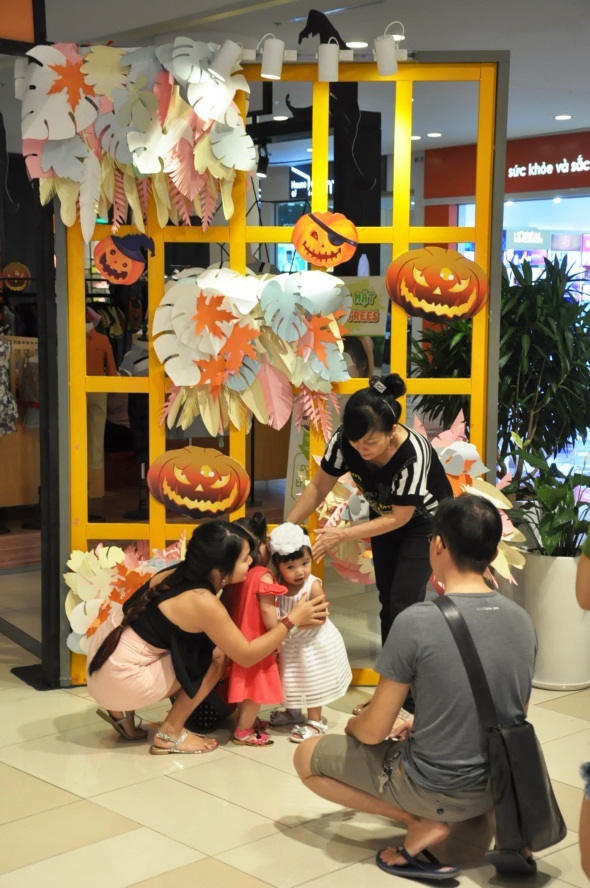 Địa điểm vui chơi và mua sắm Halloween lý tưởng cho gia đình - 1 Cả nhà cùng chụp hình tại khu vực Kids Bazaar.