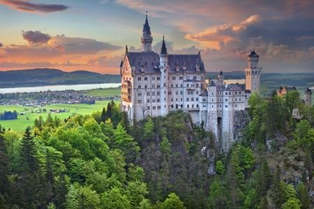 Ngoài việc trở thành cảm hứng xây dựng tòa lâu đài Magic Kingdom ở công viên Walt Disney World, “tổ ấm” của nàng Lọ Lem và chàng hoàng tử Charming còn mang nhiều đặc điểm kiến trúc tương đồng với tòa lâu đài nổi tiếng Neuschwanstein ở Bavaria, Đức