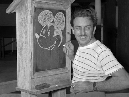 Những ngôi sao từng nhiều lần vấp ngã trước khi nổi tiếng - 1 Hồi năm 1919, Walt Disney đã bị tờ báo Kansas City Star đuổi việc vì “thiếu trí tưởng tượng và không có ý tưởng hay ho”. Sau đó, Walt Disney đã dũng cảm mua lại một xưởng phim hoạt hình mang tên Laugh-O-Gram và chèo lái xưởng phim của mình đi tới con đường… phá sản. Liên tiếp thất bại nhưng Walt Disney chẳng những không nản lòng mà còn mạo hiểu đầu tư tại Hollywood. Và chính sự cố gắng không biết mệt mỏi này đã giúp “khai sinh” ra cả một đế chế phim hoạt hình Walt Disney tiếng tăm lẫy lừng như hiện tại.