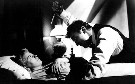 Những tác phẩm “kinh sợ” cho mọi mùa Halloween - 1 “The night of the hunter” kể về nhà giảng thuyết Harry Powell (Robert Mitchum thủ vai) với bề ngoài đạo mạo, đáng kính nhưng thực chất là một kẻ giết người hàng loạt và cuồng tín tôn giáo. Dù đã ra mắt từ năm 1955 nhưng tác phẩm kinh dị của đạo diễn Charles Laughton vẫn đứng đầu bảng trong danh sách những bộ phim khó có thể bỏ lỡ trong ngày Halloween.