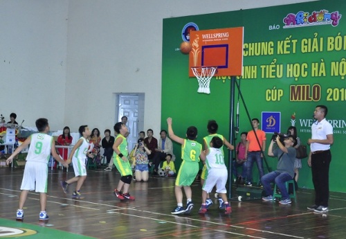 
			Cú ném bóng phạt của cầu đội bóng rổ tiểu học Ngôi Sao vào rổ của đội bóng tiểu học Dịch Vọng B
			