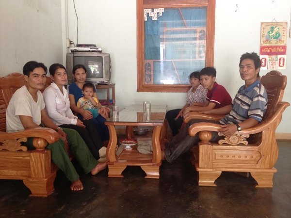 Bán mấy củ sâm Ngọc Linh, mua nhà phố cho con đi học - 2
Gia đình ông Bông và 4 đứa con trong căn nhà mới mua ở trung tâm huyện để cho con đi học.