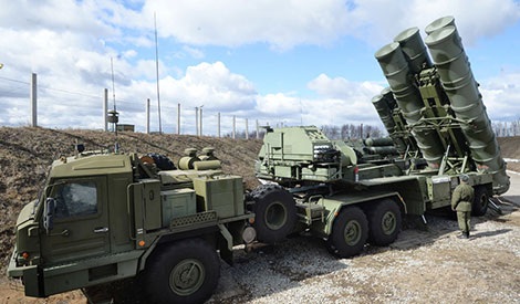 Một năm gian khó và thành công của Nga ở Syria - 2 Hệ thống S-400 của Nga được triển khai tại Syria. Ảnh: RT.com.