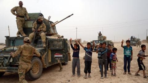 Liên quân Mỹ rầm rập vào Mosul, Aleppo vắng Nga không kích - 2 Lực lượng an ninh Iraq tham gia vào một hoạt động chống IS tại khu vực al-Shoura, phía nam Mosul. Ảnh: Reuters