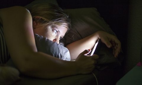 
Cứ tám người thì có một người giữ điện thoại di động ở chế độ bật trong phòng ngủ vào ban đêm, làm gia tăng nguy cơ giấc ngủ bị quấy rầy.
