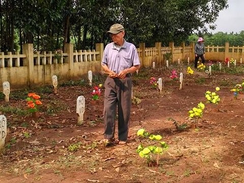 Những ngôi mộ mồ côi sau tai nạn bí ẩn nhất ngành Đường sắt - 1 Ông Hoạt bên những nấm mộ vô danh. Ảnh: Trần Cẩm
