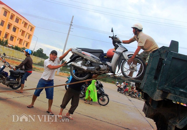 Bình Định: Dân sợ băng dòng lũ, xe tải kiếm tiền triệu mỗi ngày - 2 Bình Định: Dân sợ băng dòng lũ, xe tải kiếm tiền triệu mỗi ngày - 2