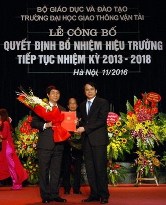 Bổ nhiệm Hiệu trưởng trường ĐH Giao thông vận tải - 1
Thứ trưởng Bộ GD&ĐT Phạm Mạnh Hùng trao quyết định bổ nhiệm Hiệu trưởng tới PGS.TS Nguyễn Ngọc Long