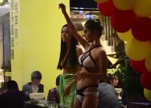 TQ: Người đẹp bikini khiến quán ăn "cháy chỗ" - 2 TQ: Người đẹp bikini khiến quán ăn "cháy chỗ" - 2