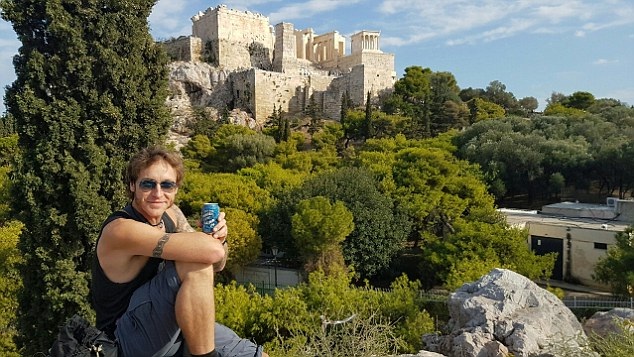 Manny Marshall, 42 tuổi, đã sử dụng 120 lon bia mời những người anh gặp trên đường để xin đi nhờ xe và đổi lấy chỗ ở miễn phí.