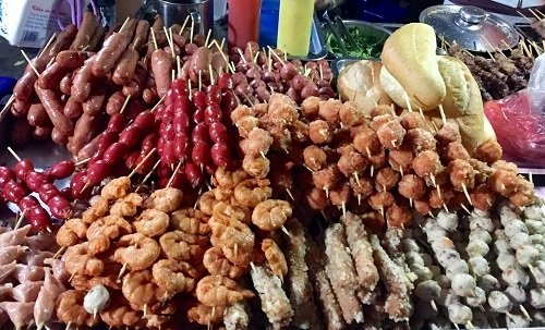 Ngày bán 1.000 xiên nướng, chị xe đẩy thu 150 triệu đồng/tháng - 2
Những xiên nướng đủ loại dậy mùi thơm lừng khiến người qua đường không khỏi thòm thèm