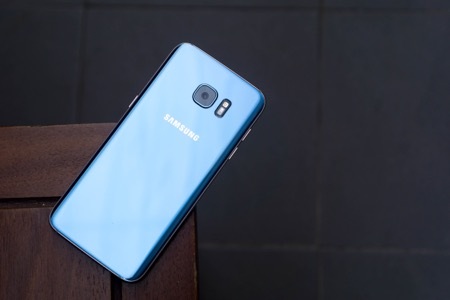 S7 edge xanh Coral liệu có gây "sốt" tại triển lãm công nghệ sắp diễn ra ở Hà Nội? - 1 Vẻ đẹp của Galaxy S7 edge Xanh Coral đặc biệt thu hút giới trẻ