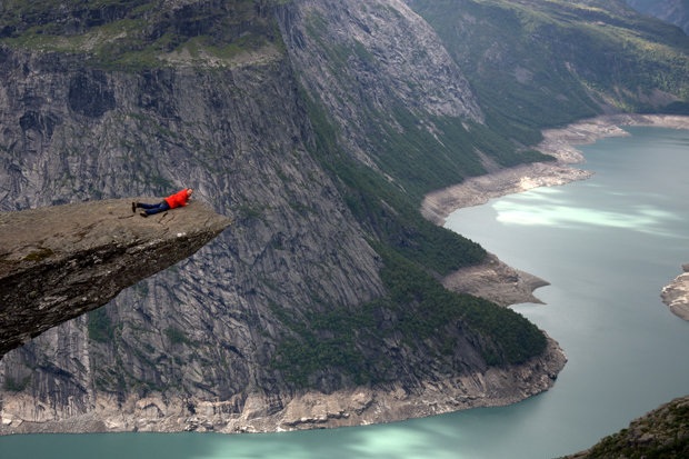 Được hình thành cách đây khoảng 10.000 năm, Trolltunga được mệnh danh là “Lưỡi Quỷ”, đây là một điểm đến yêu thích của những người có thần kinh thép và ưa mạo hiểm. Trolltunga trông như đang lơ lửng ở khoảng không cao 700m so với mặt hồ Ringedalsvatnet.