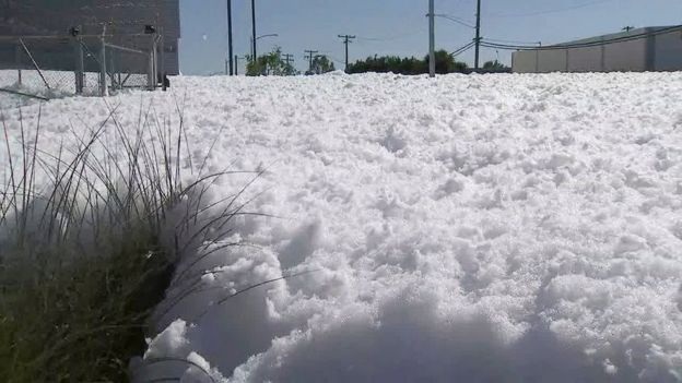 Sân bay California ngập trong biển xà phòng - 2 Bọt xà phòng ngập trắng một diện tích rộng lớn ở sân bay San Jose
