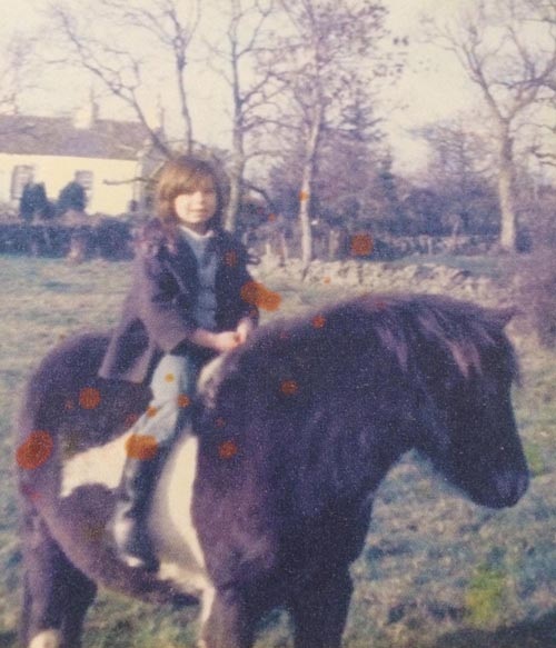 Người phụ nữ nghĩ mình là ngựa, ăn cỏ suốt 7 năm - 2 Kate Havord khi còn nhỏ.