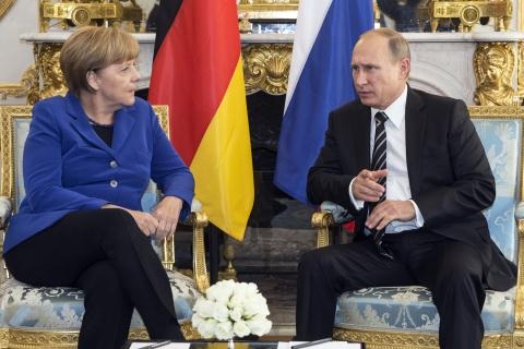 Nga - phương Tây tìm cách tránh Ukraine - 2 Tổng thống Nga Vladimir Putin và Thủ tướng Đức Angela Merkel trong cuộc gặp bàn về dự án Dòng chảy phương Bắc hôm 18/11. Ảnh: News Week