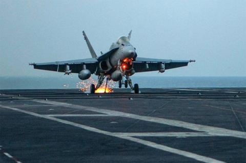 Nga thừa nhận sự thật sốc khiến MiG-29K rơi - 2 Khoảnh khắc chiếc F/A-18 móc vào cáp hãm đà.