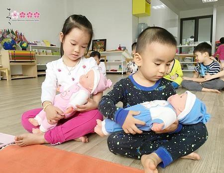 Ba mẹ áp dụng phương pháp giáo dục Montessori tại nhà thế nào? - 1 Ba mẹ áp dụng phương pháp giáo dục Montessori tại nhà thế nào? - 1